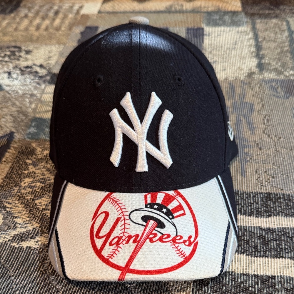 New Era Navy Yankees Cap with Red Logo